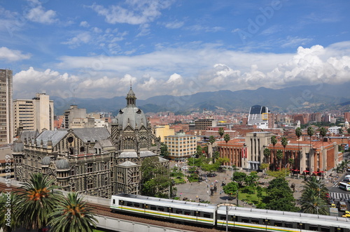 Panorámica del centro de la ciudad con el metro. Medellín, Colombia-
