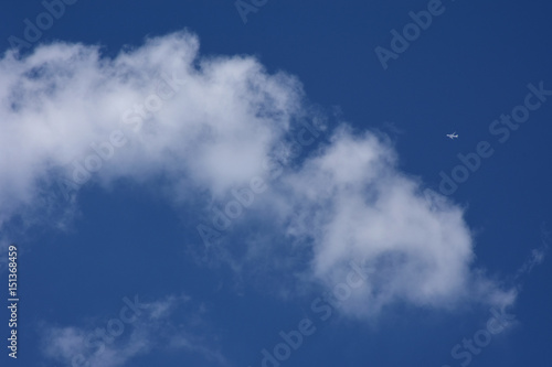 大空を飛ぶ航空機と不思議な雲「空想・雲のモンスター」（夢、未来、成功、栄光、勝利、成功企業などのイメージ）白いカーブをした雲の部分などにキャッチコピースペース（案「未来はそこに！」「負けない心！」など。（青空に文字を配置する案もありますが、あえて、タイトルによっては、雲の部分に曲線的に配置することで、インパクトが得られるかもしれません）