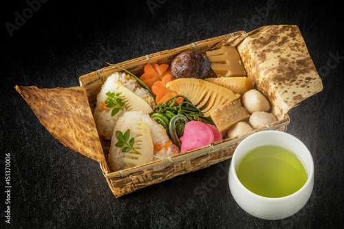 お弁当 Lunch box of a bamboo shoot and rice ball