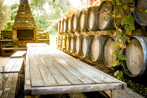 Foto wine wooden barrels at winery