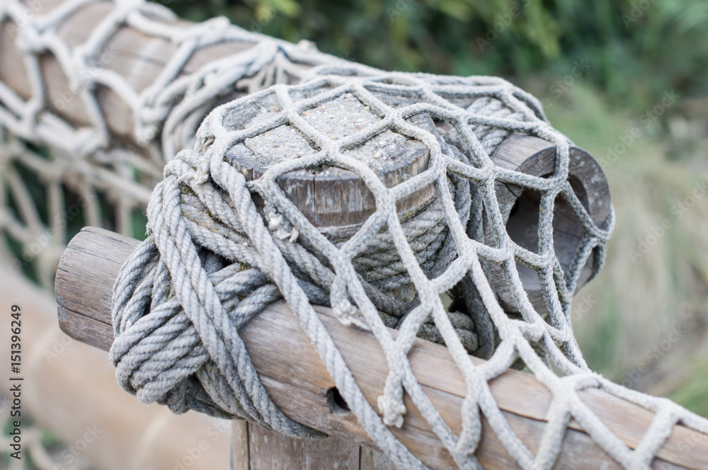 Bambusrohre zusammengeschnürt mit Seilen