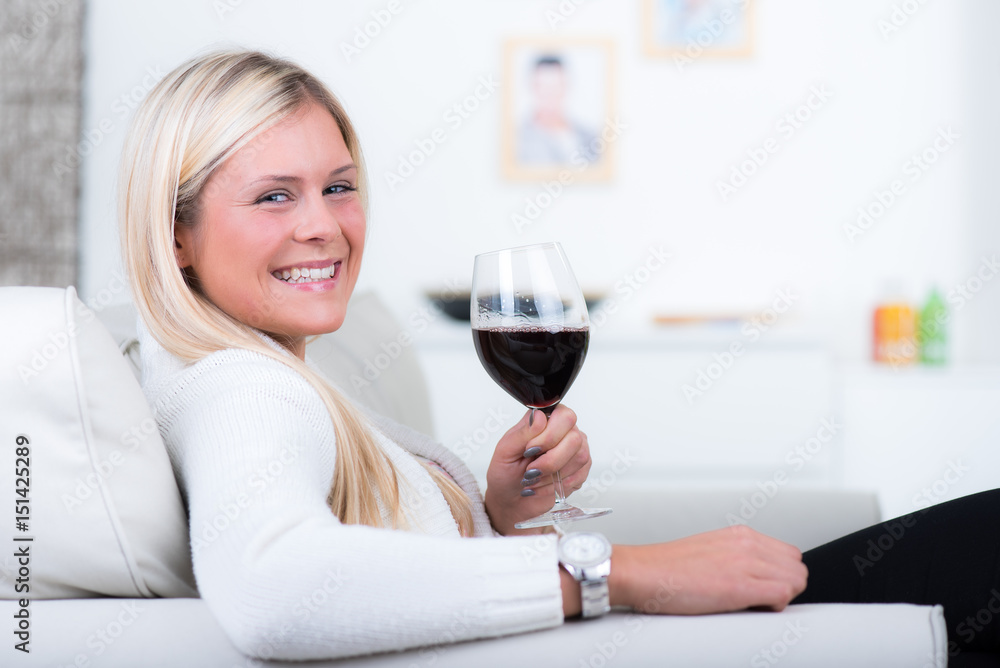 glückliche junge frau trinkt rotwein glückliche junge frau trinkt rotwein