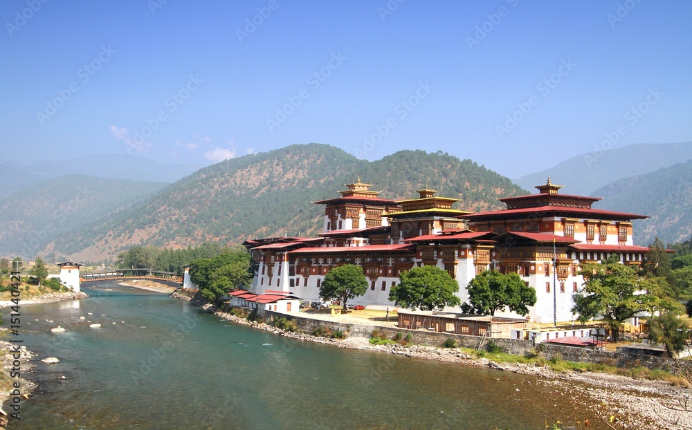 Fototapeta premium Punakha Dzong Monastery or Pungthang Dewachen Phodrang (Palace of Great Happiness) and Mo Chhu river in Punakha, the old capital of Bhutan.