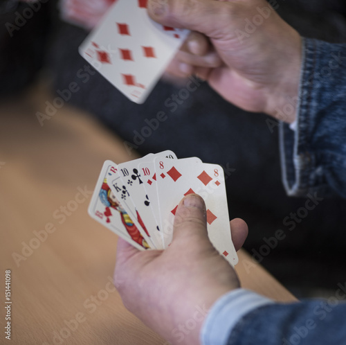 Senioren Hände beim Kartenspiel Häusliche Altenpflege