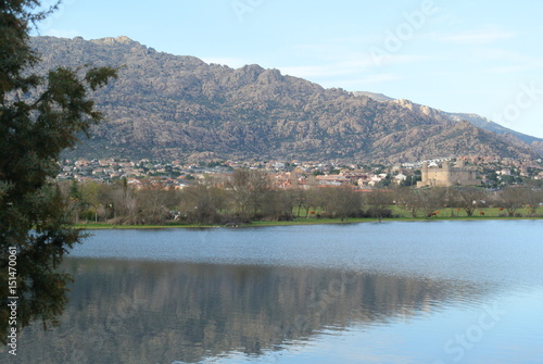 Lago junto a ciudad
