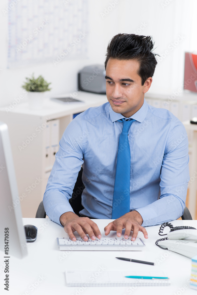 Fototapeta premium jungunternehmer arbeitet am computer