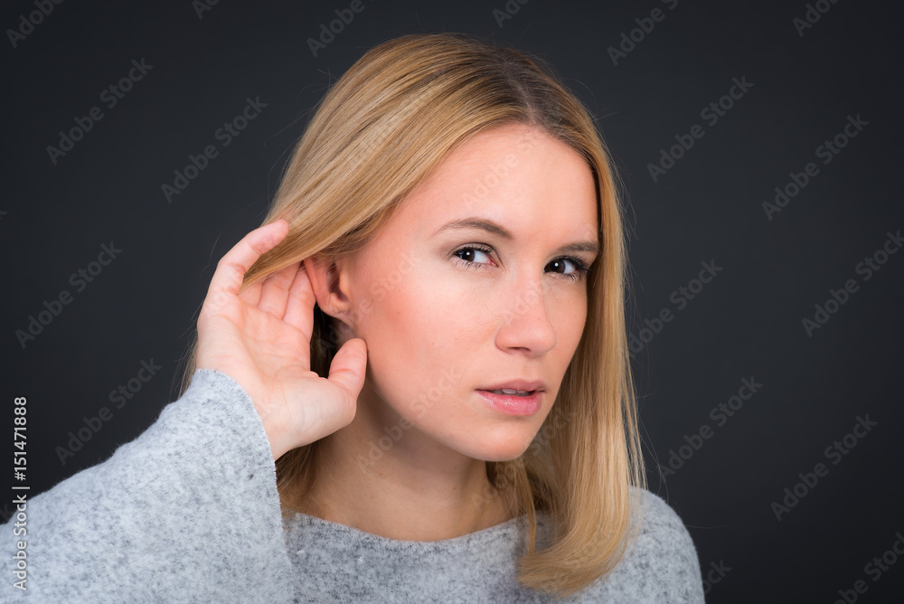junge frau hört schlecht junge frau hört schlecht