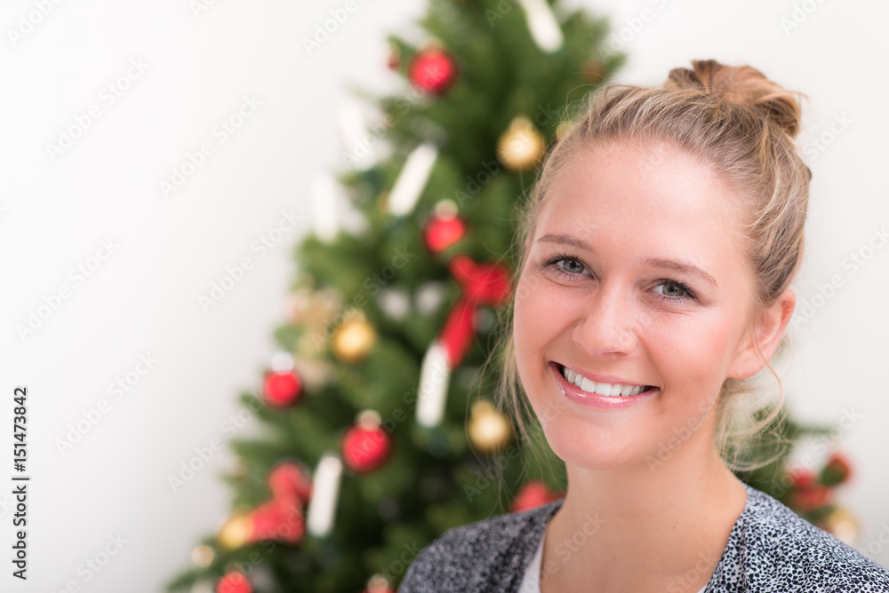 junge frau vor dem tannenbaum junge frau vor dem tannenbaum