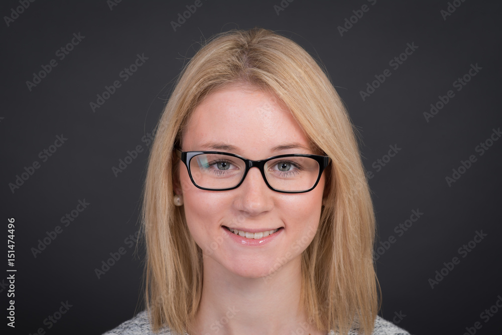 Fototapeta premium lächelnde junge blonde frau