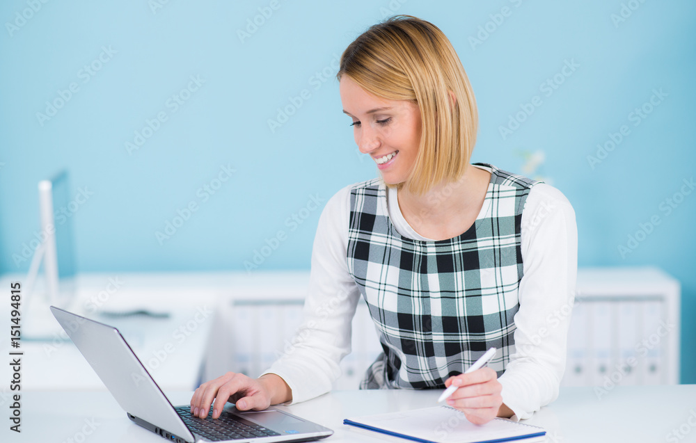 junge frau macht ein fernstudium am pc junge frau macht ein fernstudium am pc