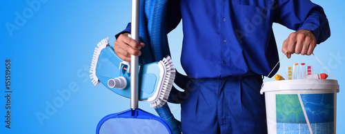 Canvas Print Concept swimming pool maintenance worker with blue background