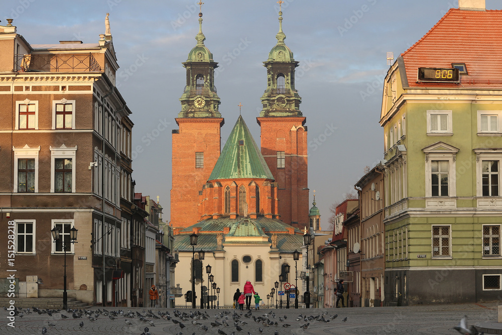 Fototapeta Widok na katedrę w Gnieźnie z rynku głównego
