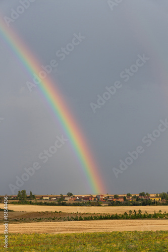 Arco Iris en Paisaje con Pueblo