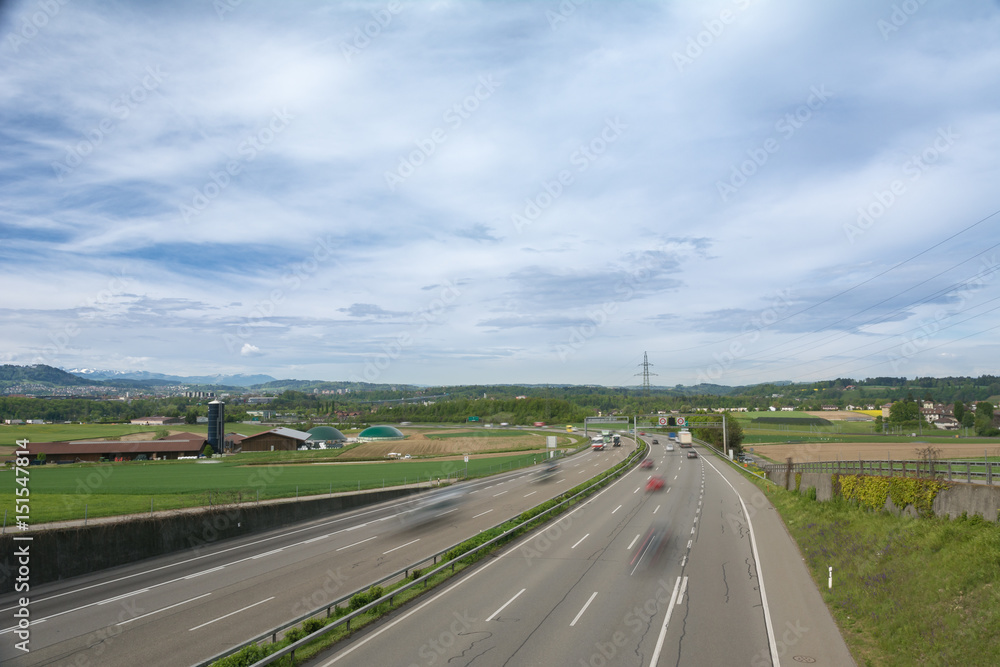 Fototapeta premium Autobahn - Verkehr in der Schweiz