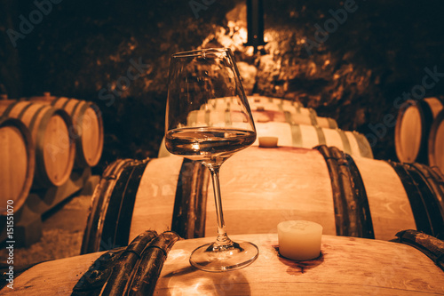 verre de vin en cave © Eléonore H