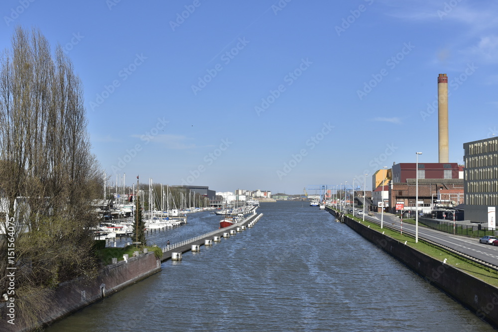 Le canal maritime avec son port de plaisance près de l'incinérateur au nord de Bruxelles Capitale Région