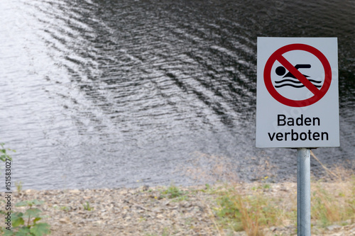 baden und schwimmen verboten photo