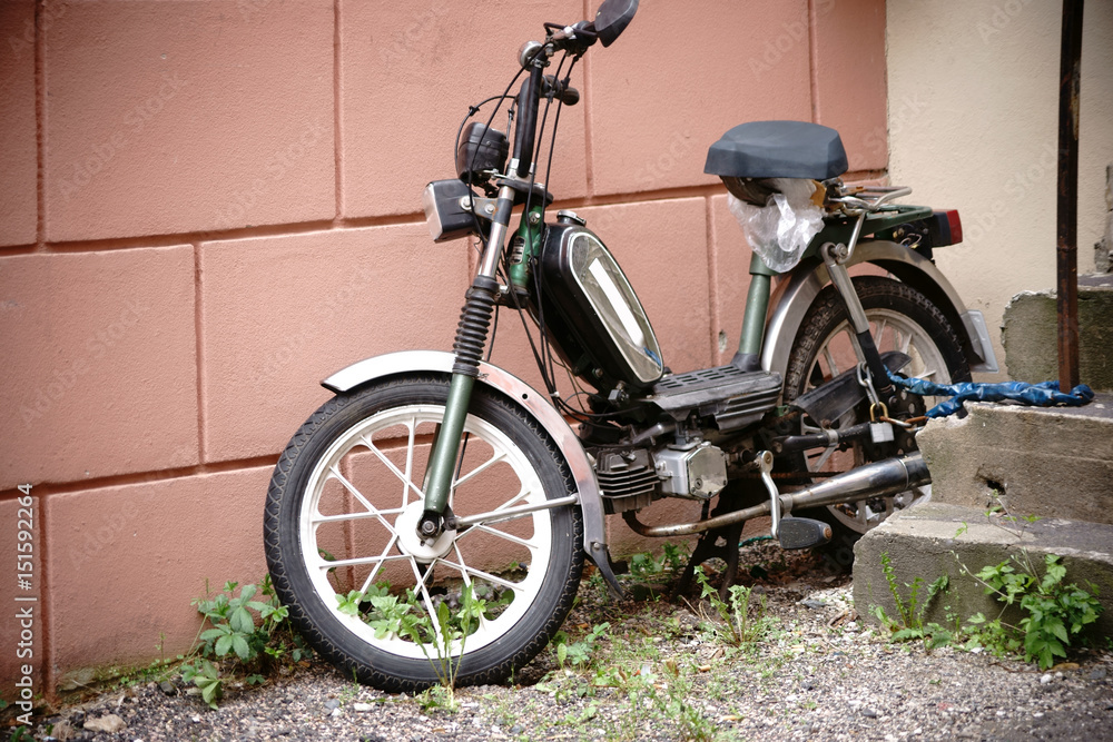 Mofa Fährt Schneller Als 25 Strafe Mofa Oldtimer / Das Seitenprofil eines alten Mofa Oldtimers angekettet