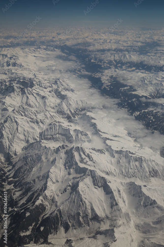 Berg und Tal mit Schnee Berg und Tal mit Schnee