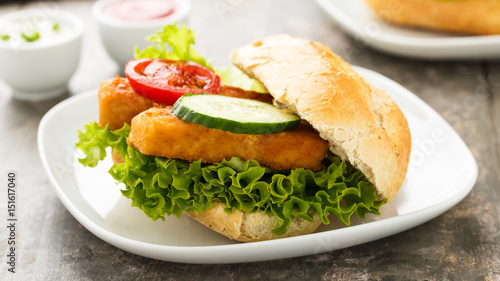 Tableau sur toile Fischfiletbrötchen - Fish filet burger