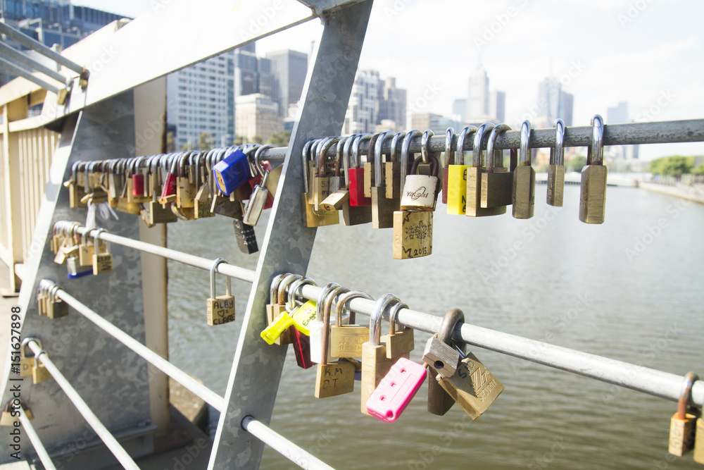 Obraz premium MELBOURNE - 29 October 2015: Melbourne's major, the bridge over the Yarra river, Young took the key to put the promise in love.