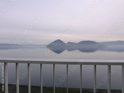 静かな灰色の湖 © hoshi