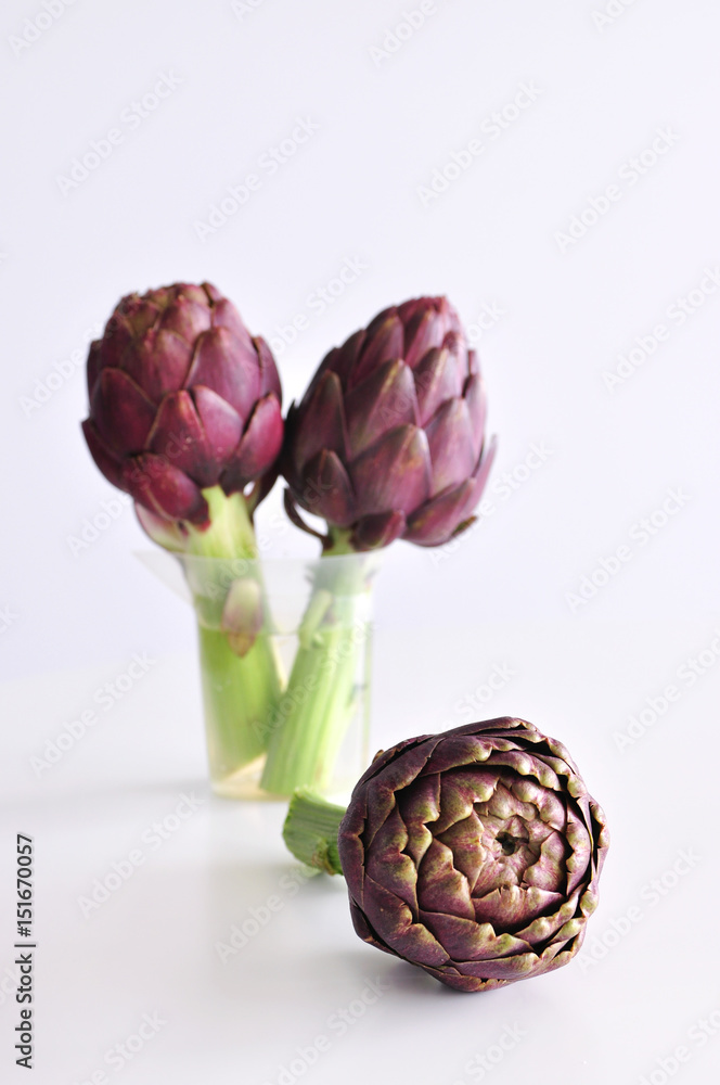 Obraz premium Purple artichokes on a table