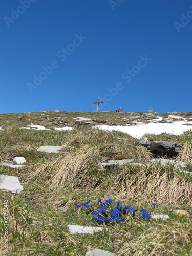 bergtour im frühling photo