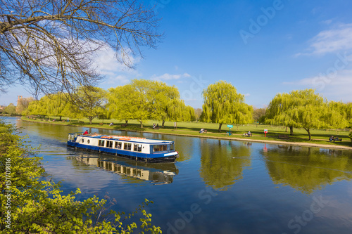 Fotografie local cruise tour boat cruising along a river in Enagland