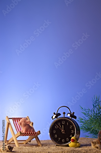 Uhr am Strand zeigt 5 vor 12