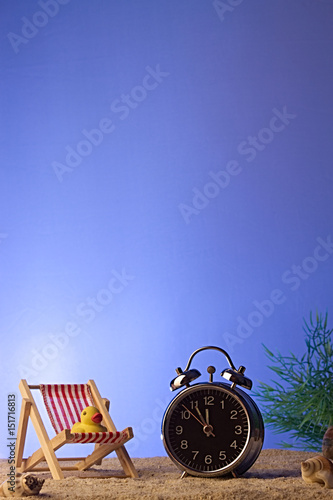 Uhr am Strand zeigt 5 vor 12