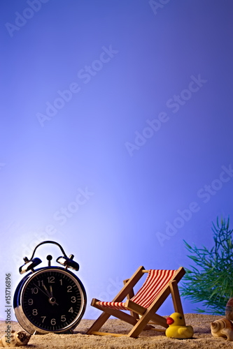 Uhr am Strand zeigt 5 vor 12