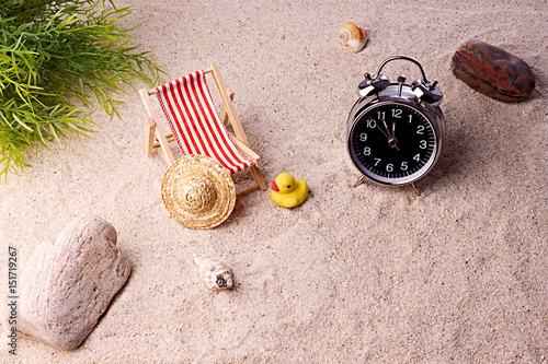 Uhr am Strand zeigt 5 vor 12