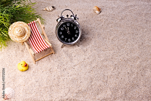 Uhr am Strand zeigt 5 vor 12