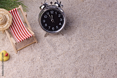Uhr am Strand zeigt 5 vor 12