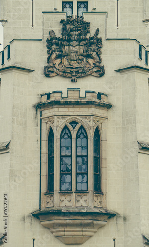 Старинное готическое окно в замке Глубока