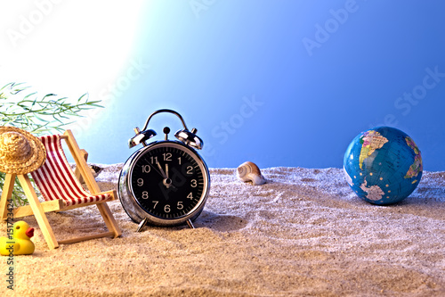 Uhr am Strand zeigt 5 vor 12