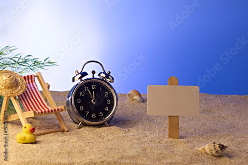 Uhr am Strand zeigt 5 vor 12