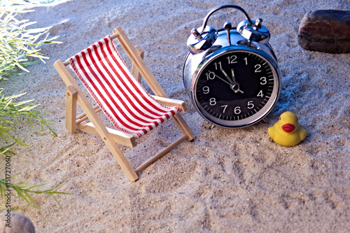 Uhr am Strand zeigt 5 vor 12