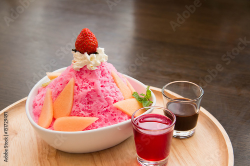  bingsu with strawberry and sauce