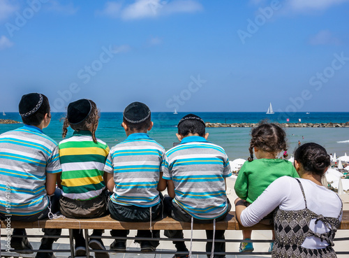 Quadro em tela Unknown Jewish Orthodox children watching at Mediterranean sea landscape in Tel Aviv