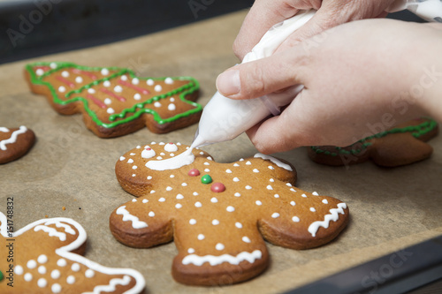 Lebkuchen Figuren mit Zuckerguss aus Spritzbeutel verzieren