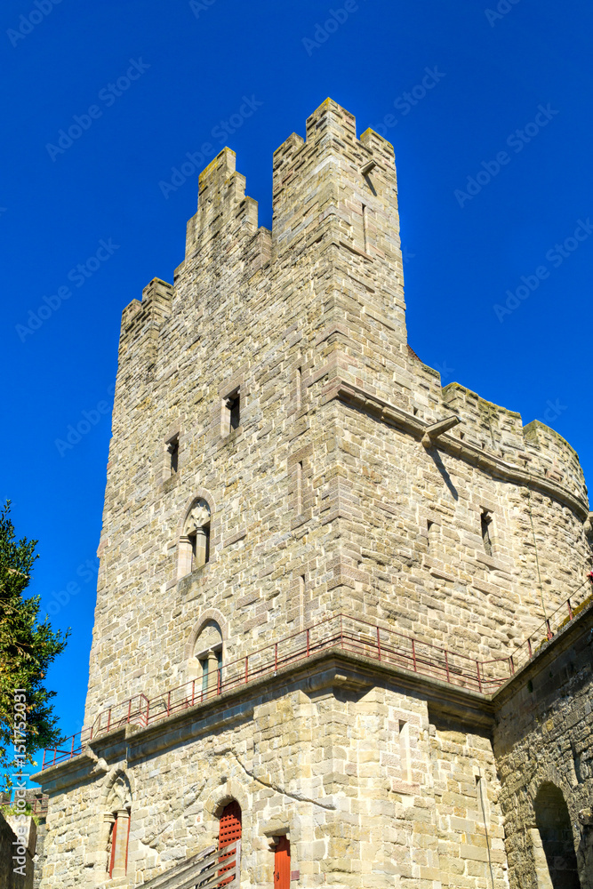 Turm innerhalb der historischen Festungsanlage in Carcassonne