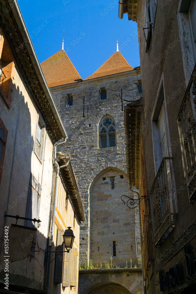 Blick in eine Gasse mit Gebäuden in der mittelalterlichen Festungsstadt Carcassonne