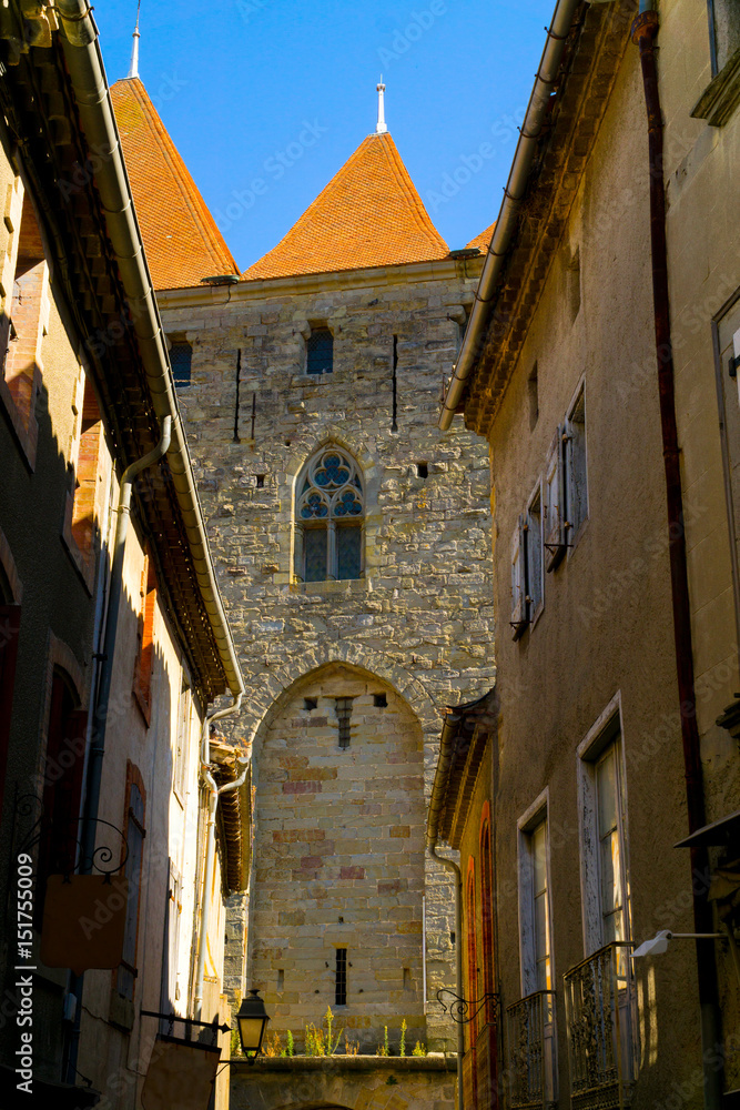 Blick in eine Gasse mit Gebäuden in der mittelalterlichen Festungsstadt Carcassonne