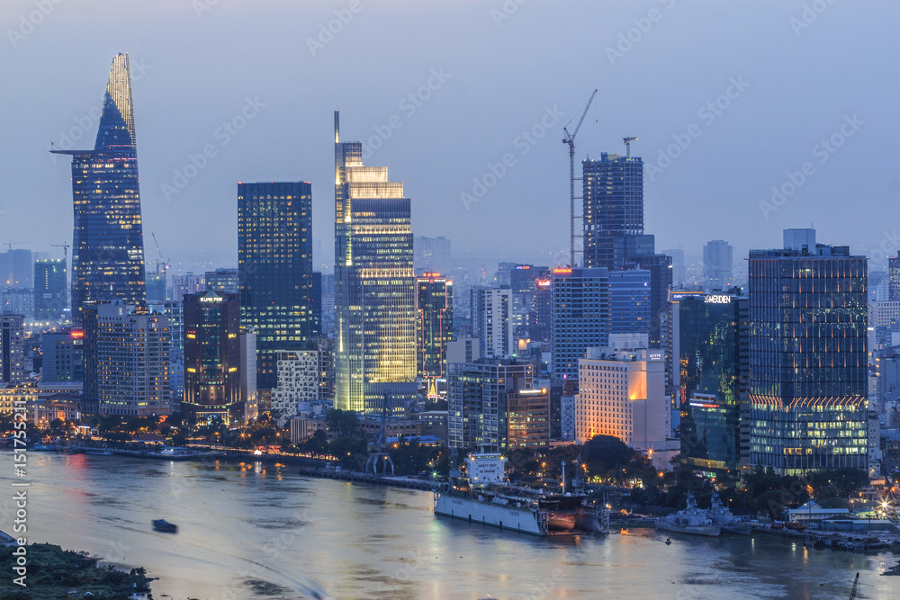 Fototapeta premium SAIGON, WIETNAM - 23 grudnia 2016 - Wrażenie krajobrazu miasta Ho Chi Minh w nocy, rzeka Sajgon przepływa przez miasto, to zdjęcie zostało zrobione w budynku perłowym Sai Gon.