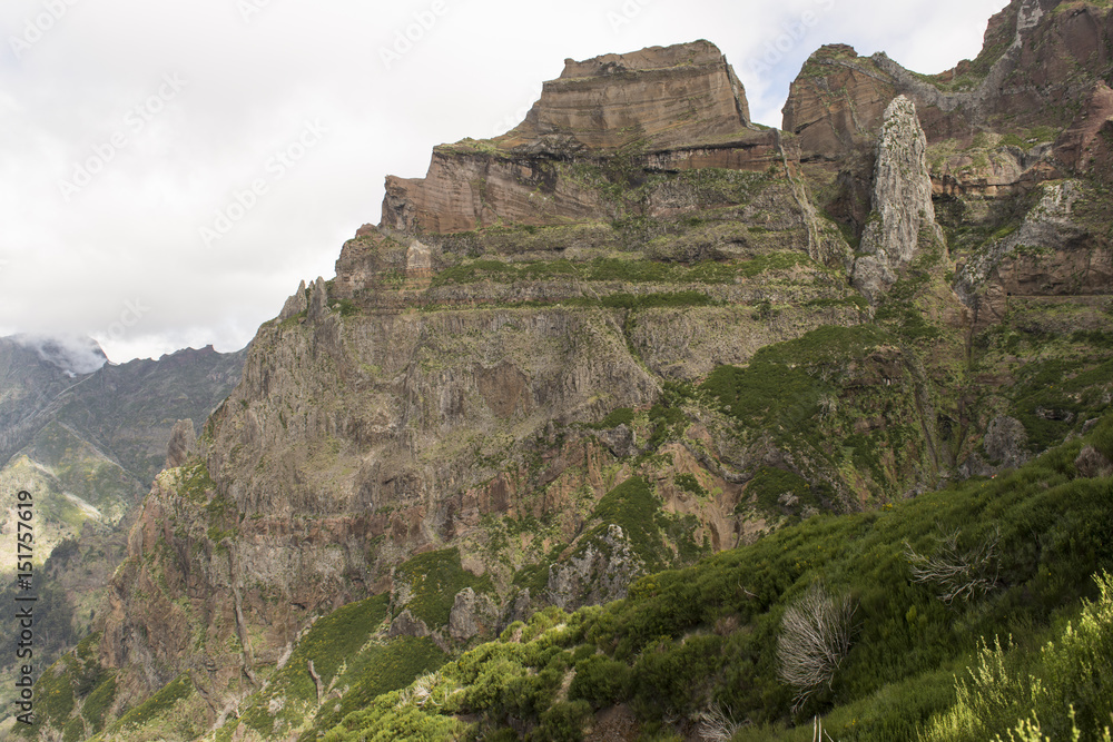Paisaje montañoso en el interior de la Isla de Madeira, Portugal 