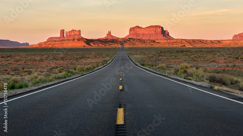 Schilderij op canvas Straight Road vanishing into Monument Valley