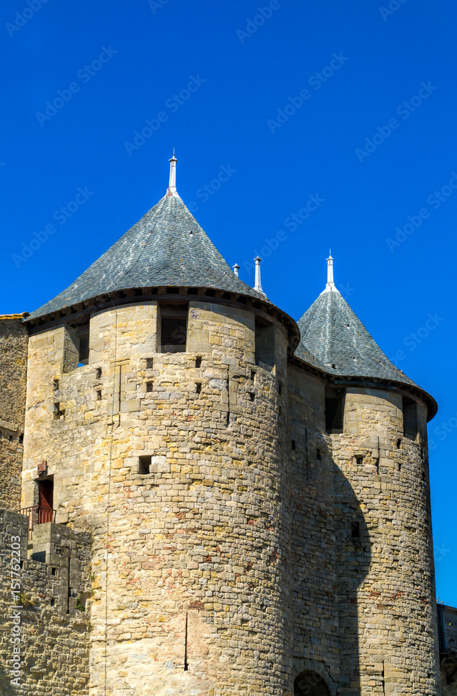 Blick auf zwei Türme der historischen Festungsanlage Carcassonne in Südfrankreich