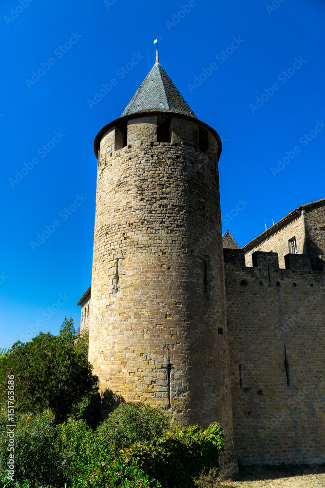 Wehrturm mit Wehrgang und der Festungsmauer der historischen Festungsstadt Carcassonne